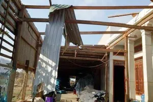 Hàng trăm căn nhà của người dân bị sụp, tốc mái  do lốc xoáy