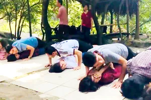 Dù vấp phải nhiều chỉ trích nhưng trò chơi phản cảm vẫn hấp dẫn giới trẻ tham gia