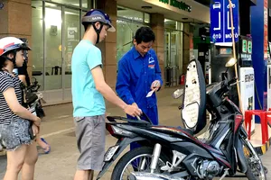 Đổ xăng tại cây xăng trên đường Nguyễn Thị Thập chiều 16-5. Ảnh: CAO THĂNG