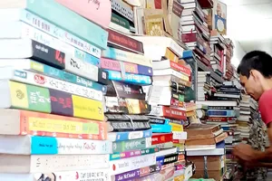 Những chồng sách cao ngất, chất kín lối, nằm im lìm trong các quầy sách tại phố sách cũ Trần Nhân Tôn (quận 5)