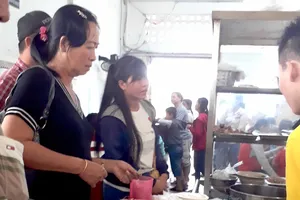 Căn tin bệnh viện: Khó cạnh tranh nổi hàng rong, tại sao?