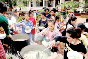 Tình người trong thảm họa ở Lào