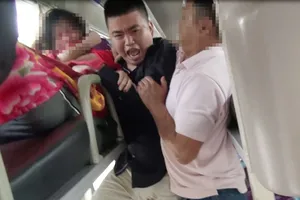 Khống chế đối tượng ngáo đá uy hiếp hành khách. Ảnh cắt từ clip