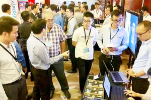 Các đơn vị công nghệ thông tin trình diễn thiết bị bảo mật giao dịch ngân hàng, một lĩnh vực ứng dụng mật mã dân sự