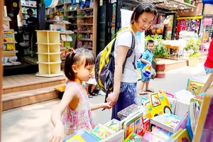 Bạn đọc chọn mua sách ở TPHCM. Ảnh: DŨNG PHƯƠNG