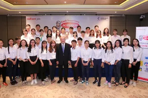 Trao 90 suất học bổng hơn 1 tỷ đồng cho sinh viên nghèo vượt khó