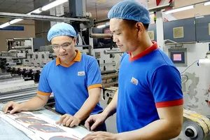 Huỳnh Ngọc Thạch (mang kính) luôn tận tình, chia sẻ kinh nghiệm  công việc với đồng nghiệp