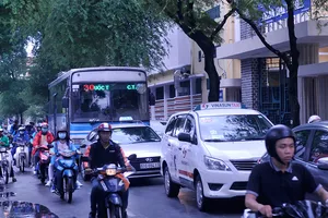 Mật độ phương tiện giao thông qua trước cổng trường Trần Đại Nghĩa rất lớn. Ảnh: Thành Trí