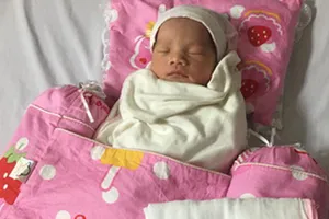 Bé gái nặng 3,2 kg chào đời khỏe mạnh dù mẹ hôn mê suốt 3 tháng 