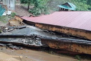Một dãy phòng học của trường Tiểu học xã Trung Sơn bị sập hoàn toàn. Ảnh: Mạnh Cường