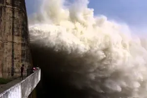 13 giờ ngày 3-9, mở 1 cửa xả đáy hồ  Sơn La và 1 cửa xả đáy hồ Hoà Bình