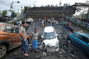 Hiện trường vụ sập cầu vượt đường cao tốc ở thành phố Kolkata, Ấn Độ. Ảnh: REUTERS