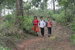 Học sinh làng H’Mông trên đường đến trường.  Ảnh: ĐÔNG NGUYÊN