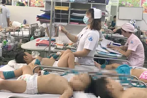 Quá tải bệnh nhi nằm điều trị bệnh tay chân miệng tại Bệnh viện  Nhi đồng 1 (TPHCM). Ảnh: THÀNH AN