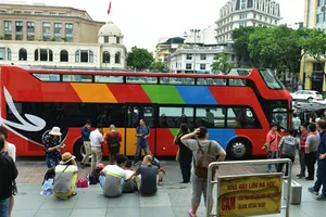 Thí điểm dịch vụ vận chuyển khách du lịch bằng ô tô 2 tầng