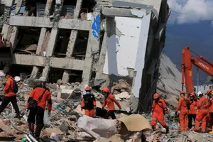 Lực lượng cứu hộ đang nỗ lực tìm kiếm những người  được cho là mắc kẹt trong đống đổ nát. Ảnh: Reuters