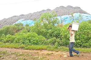 Bãi xỉ thải hình thành bên khu dân cư khiến người dân bất an