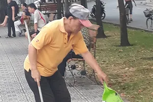 Tự nguyện quét dọn rác 