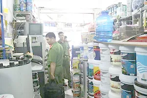 Công an quận 1 kiểm tra PCCC một cơ sở kinh doanh trên địa bàn