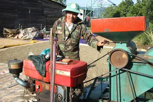 Không có điện, chiếc máy nổ công suất lớn là phương tiện để người dân ở thôn Phú Vinh xay nghiền nông sản