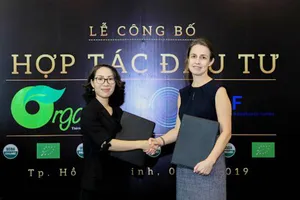 Đại diện Organica (trái) và quỹ đầu tư SEAF tại buổi ký kết hợp tác chiến lược. Ảnh: Organica