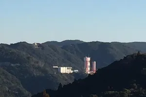 Tên lửa Epsilon trên bệ phóng tại Trung tâm vũ trụ Uchinoura trước thời điểm phóng