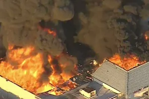 Cháy lớn trong trung tâm thương mại tại quận Cam