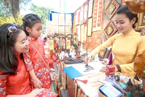 Vui chơi ngày tết cũng là dịp để gắn kết thương yêu cho gia đình. Ảnh: DŨNG PHƯƠNG