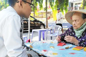 Hoạt động bói toán diễn ra công khai tại Lăng Ông  (quận Bình Thạnh) 