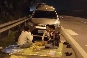 Ảnh nhóm thanh niên ngang nhiên trải thảm, ngồi ăn đêm trên cao tốc gây bức xúc trong dư luận. Ảnh: Otofun