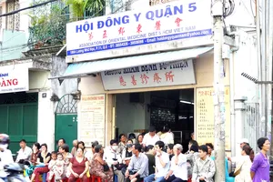 Nhiều bệnh nhân nghèo đến phòng khám từ thiện  của Hội Đông y quận 5 để được khám và cấp thuốc miễn phí