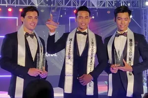 Nam vương Trịnh Bảo và hai á vương trong đêm chung kết. Ảnh: Inquirer