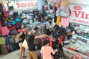 Mua bán tại chợ Bình Tây. Ảnh: THÀNH TRÍ