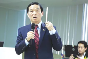 Ông Lê Viết Hải - Chủ tịch HĐQT, Tổng Giám đốc Công ty CP Tập đoàn  Xây dựng Hòa Bình đang trả lời các câu hỏi của nhà đầu tư tại buổi gặp mặt