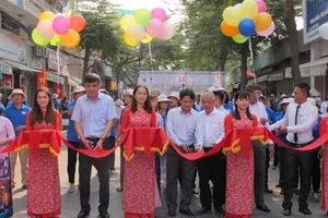 Cắt băng đặt tên đường Võ Thị Nhờ. Ảnh: VIỆT DŨNG