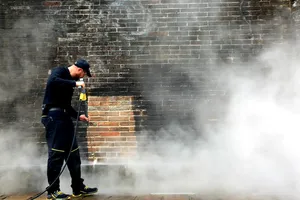 Ứng dụng công nghệ steam cleaning để làm sạch cổng Ngọ Môn - Huế