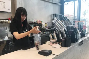 Pha chế, phục vụ quán cà phê là việc làm được nhiều sinh viên lựa chọn