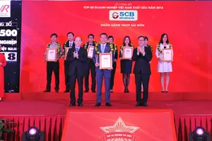 Ông Hoàng Minh Hoàn - Phó Tổng Giám đốc SCB nhận cúp và chứng nhận danh hiệu từ Ban tổ chức VNR500