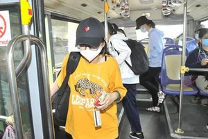 Sinh viên thanh toán thẻ xe buýt chỉ 2.000 đồng/lượt