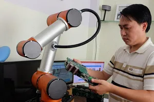 Anh Trương Trọng Toại, Giám đốc Công ty 3C  giới thiệu một sản phẩm robot trong hệ sinh thái Robot 3T