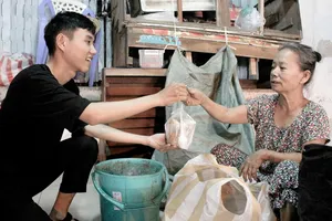 Suất ăn khuya được các bạn trao tận tay người lao động nghèo mưu sinh trên phố