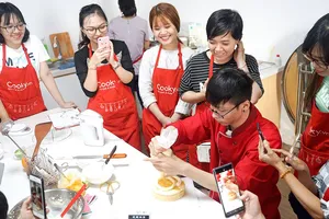 Các bạn trẻ trải nghiệm học làm bánh tại  Cooky - Cooking Class