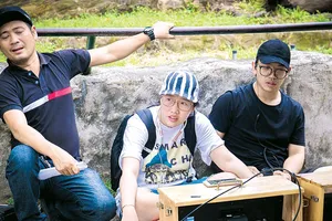 Nữ đạo diễn Giang Thanh (giữa) trên phim trường. Ảnh: N.V.C.C