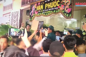 Nhiều YouTuber chen chúc cầm điện thoại, máy ảnh… để quay video hình ảnh  những nghệ sĩ nổi tiếng đến viếng tang
