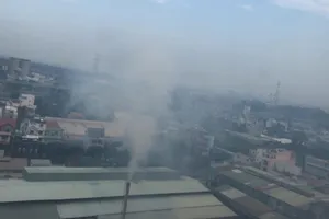 Khói từ nhà máy giấy xả thẳng lên, theo gió thổi vào chung cư  gây ô nhiễm và bụi bặm bất kể ngày đêm