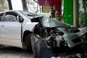 Xe Mercedes đâm liên tiếp 3 căn nhà, 1 người chết, 2 người bị thương