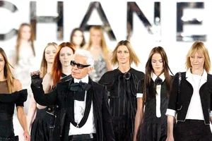 Nhà thiết kế Karl Lagerfeld trong một buổi trình diễn  thời trang của Chanel