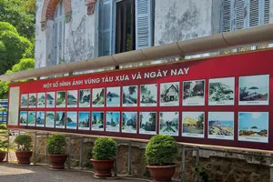 Bảng biển giới thiệu lễ hội và danh thắng che chắn hết  tầng hầm Bạch Dinh