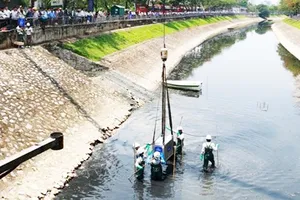 Các thiết bị công nghệ Nano - Bioreactor được đưa xuống sông Tô Lịch để xử lý ô nhiễm hôm 16-5-2019