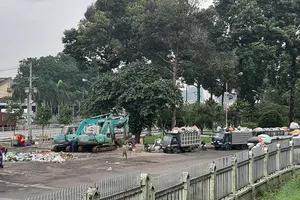 Bãi trung chuyển rác ở Công viên Long Bình gây ô nhiễm môi trường và làm xấu mỹ quan đô thị